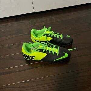 Indoor Soccerr shoes. Size 3Y. New!